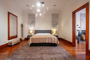 Iron/ironing board, WiFi, bed sheets - Walk everywhere, sleep peacefully - Upper French Quarter House w Couryard (New Orleans)
