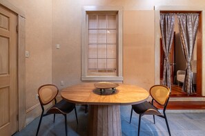 Dining - Walk everywhere, sleep peacefully - Upper French Quarter House w Couryard (New Orleans)