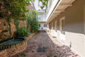 Terrace/patio - Walk everywhere, sleep peacefully - Upper French Quarter House w Couryard (New Orleans)