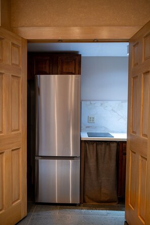 Private kitchen - Walk everywhere, sleep peacefully - Upper French Quarter House w Couryard (New Orleans)