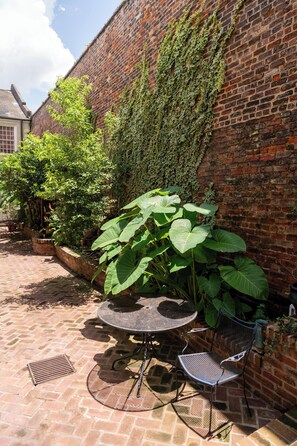 Terrace/patio - Walk everywhere, sleep peacefully - Upper French Quarter House w Couryard (New Orleans)