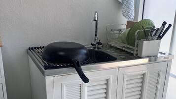 Basic Double Room | Private kitchen | Fridge, microwave, cookware/dishes/utensils