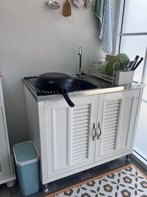 Habitación básica doble | Cocina privada | Frigorífico, microondas y utensilios de cocina