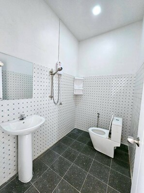 Quarto casal clássico, vista para a montanha | Banheiro | Chuveiro, secador de cabelo, toalhas de banho, sabonete