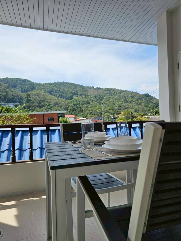Habitación clásica doble, vistas a la montaña | Restaurante al aire libre