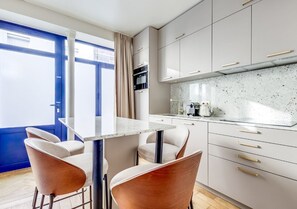 Fridge, microwave, oven, dishwasher - The Boheme - Chic Family Haven - Near Eiffel Tower (Paris)