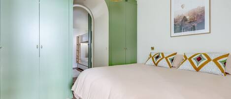 2 bedrooms, iron/ironing board, Internet, bed sheets