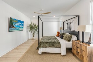 4 bedrooms, iron/ironing board, free WiFi, bed sheets - Brand New Build! | Pet Friendly | 6-Seater Golf Cart (Oak Island)