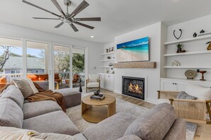 Smart TV - Brand New Build! | Pet Friendly | 6-Seater Golf Cart (Oak Island)