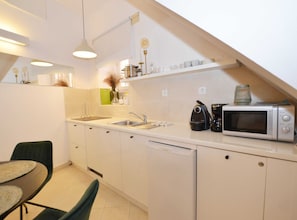 Appartement | Cuisine privée | Réfrigérateur, micro-ondes, plaque de cuisson, bouilloire électrique
