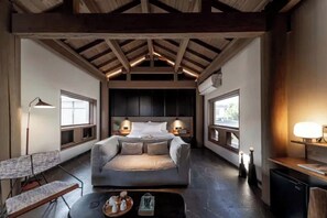 Luksus-studiosuite | Dundyner, minibar, skrivebord, mørklægningsgardiner