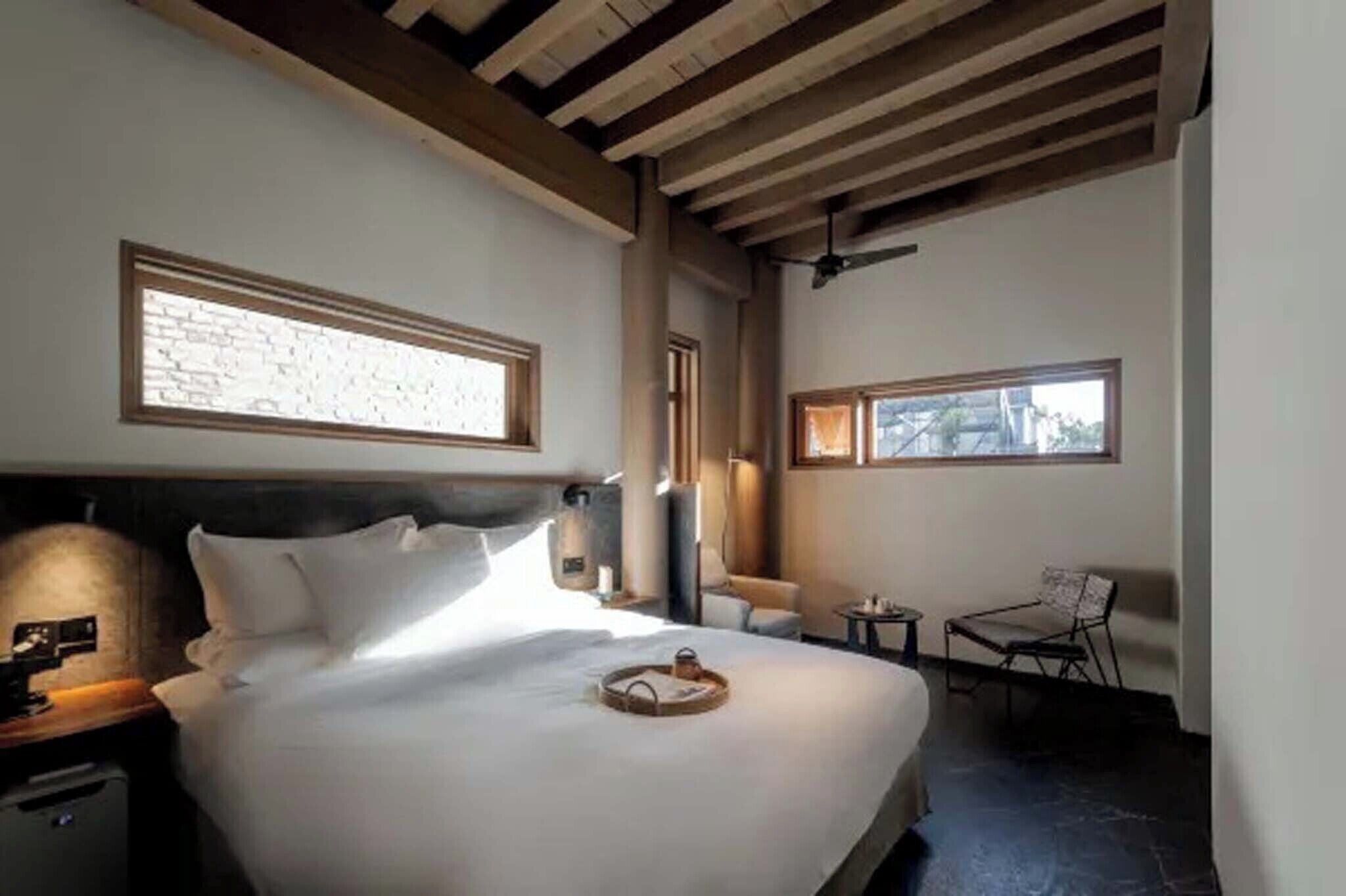 Standard-dobbeltværelse | Dundyner, minibar, skrivebord, mørklægningsgardiner