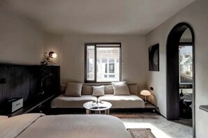 Luksus-dobbeltværelse - balkon - bjergudsigt | Dundyner, minibar, skrivebord, mørklægningsgardiner