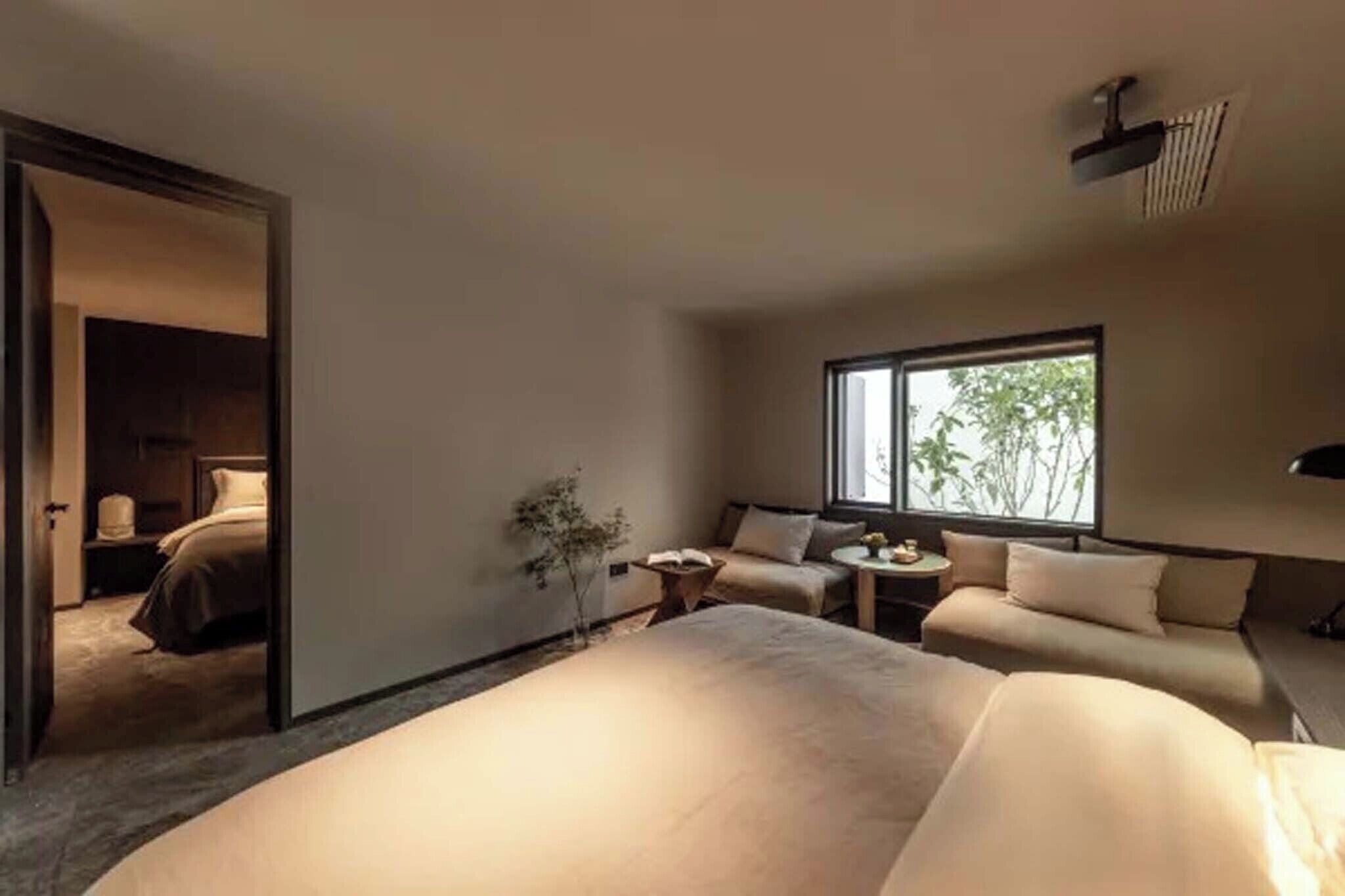 Familiestudio-suite | Dundyner, minibar, skrivebord, mørklægningsgardiner