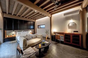 Senior Double Room - Dali Ancient City Xishan Designer Hotel (Dali)