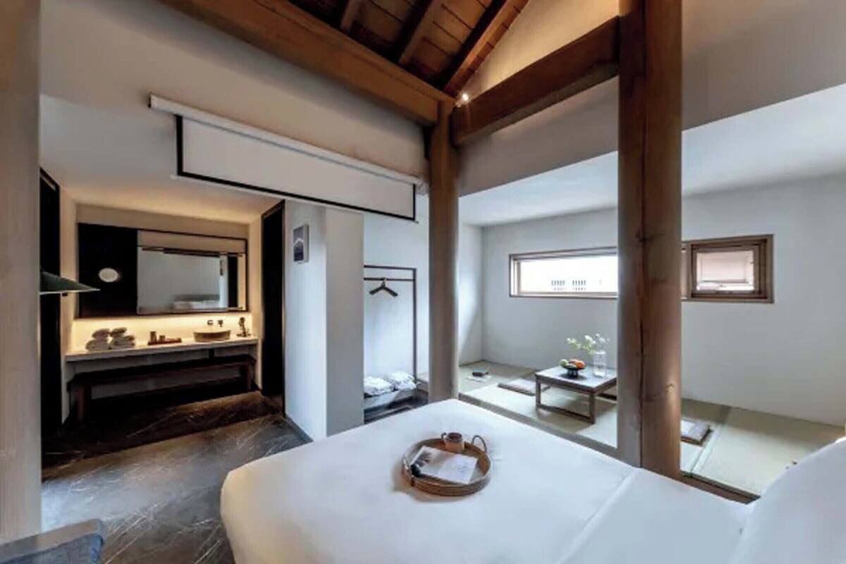 Basic-værelse med 2 enkeltsenge | Dundyner, minibar, skrivebord, mørklægningsgardiner