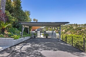 Property grounds - 3-bedroom mid-century modern house in Sherman Oaks, beautiful views, and a pool. (Sherman Oaks)