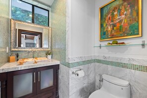 Toallas, jabón, papel de baño 