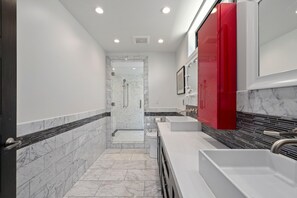 Toallas, jabón, papel de baño 