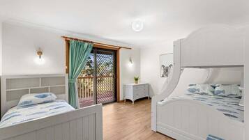4 bedrooms, bed sheets