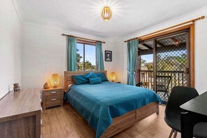 4 bedrooms, bed sheets - Pigeon House ~ Walking distance to the beach (Cunjurong Point)
