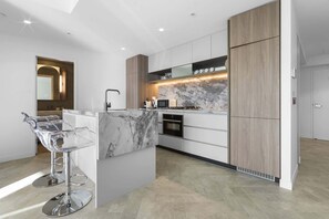 Fridge, microwave, oven, stovetop - River View 1BR | Brisbane CBD + Pool, Gym & Sauna (Brisbane City)