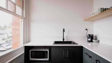 Refrigerador, microondas, cafetera y tetera y tetera eléctrica