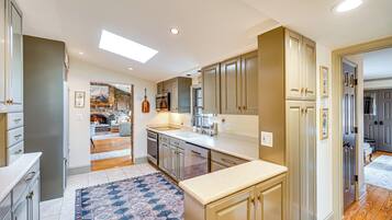 Réfrigérateur, micro-ondes, plaque de cuisson, lave-vaisselle