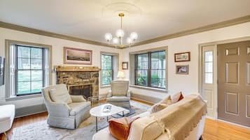 Télévision, cheminée, livres