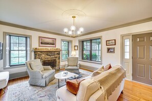 TV, fireplace, books - Close to Wineries & River, Secluded Aldie Escape (Aldie)