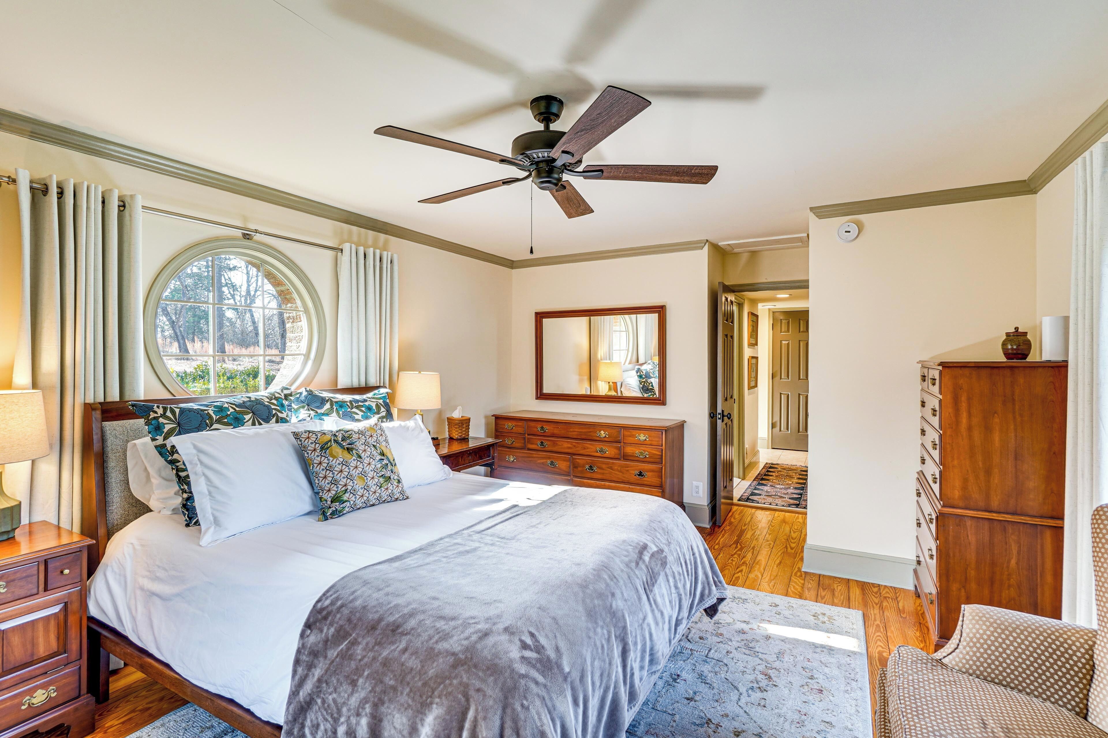 Bureau, fer et planche à repasser, lit parapluie, accès Internet