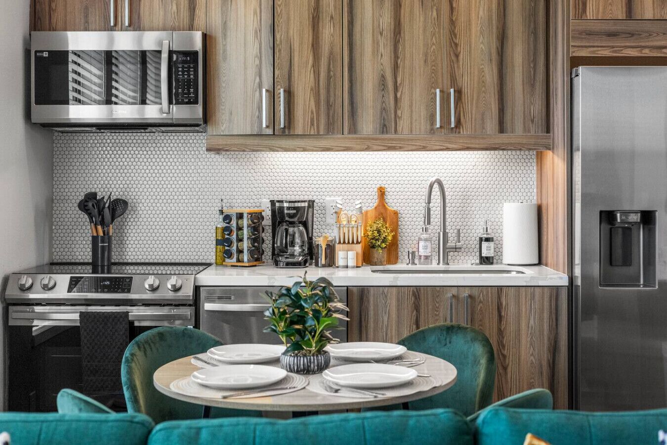 Coffee/tea maker, fridge, microwave, oven