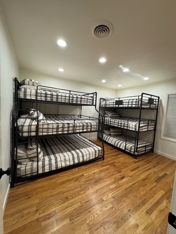 5 bedrooms, iron/ironing board, free WiFi, bed sheets