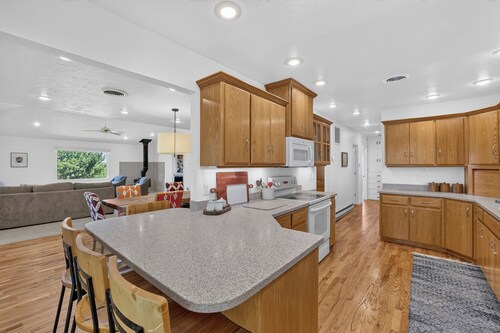 Spacious 5-bedroom farmhouse in peaceful Wendell, Idaho