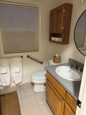 Suihku, poreamme, hiustenkuivaaja, pyyhkeet