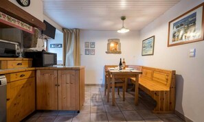 Dining - Holiday Home in Crac'h Near Locmariaquer Beach (Crach)