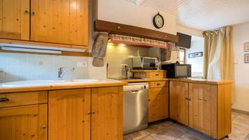 Microwave, dishwasher, coffee/tea maker, electric kettle