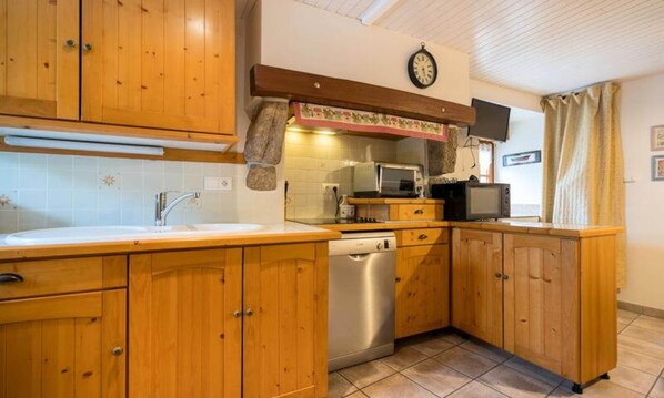 Microwave, dishwasher, coffee/tea maker, electric kettle - Holiday Home in Crac'h Near Locmariaquer Beach (Crach)