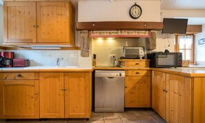 Microwave, dishwasher, coffee/tea maker, electric kettle - Holiday Home in Crac'h Near Locmariaquer Beach (Crach)