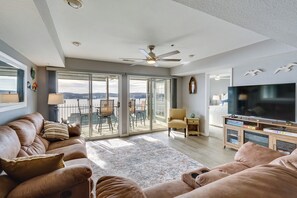 Living area - ‘Harbour Horizon’ Gem: 1 MM Main Channel, 2 Pools (Lake Ozark)