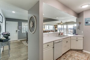 Interior - ‘Harbour Horizon’ Gem: 1 MM Main Channel, 2 Pools (Lake Ozark)
