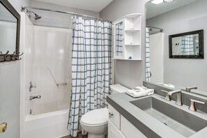 Hair dryer, towels - ‘Harbour Horizon’ Gem: 1 MM Main Channel, 2 Pools (Lake Ozark)
