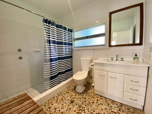 Bathroom - Sting Ray Bay - Close to the beach (Bendalong)