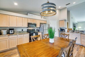 Kjøleskap, mikrobølgeovn, kokeplater og oppvaskmaskin