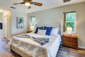 Skrivebord, strykejern/-brett, internettilgang og sengetøy