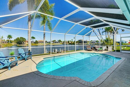 Boat Dock & Lanai: Waterfront Oasis in Cape Coral!