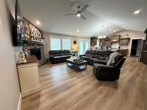 Smart TV, fireplace, table football - Spacious 7-bedroom house in Idaho Falls w/AC, Hottub/Swim Spa, Game Rm, Family (Idaho Falls)