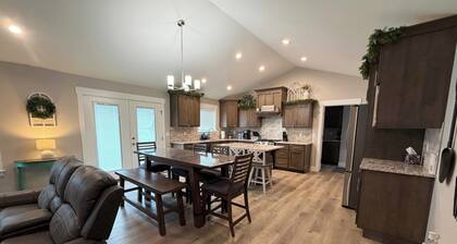 Spacious 7-bedroom house in Idaho Falls w/AC, Hottub/Swim Spa, Game Rm, Family