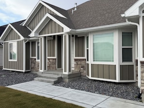 Exterior - Spacious 7-bedroom house in Idaho Falls w/AC, Hottub/Swim Spa, Game Rm, Family (Idaho Falls)