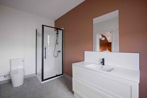 Shower, hair dryer, towels, soap - Palfreymans Arcade | Central NoHo 2 Bed Apartment - 6 (Hobart City)